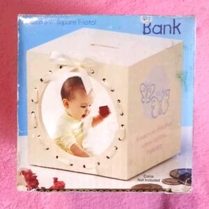 Wooden‎ bank